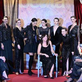 Návrhářka Beata Rajská pokřtila kalendář pro rok 2026 - a zapózovala na své restaurované tyrkysové židli. 