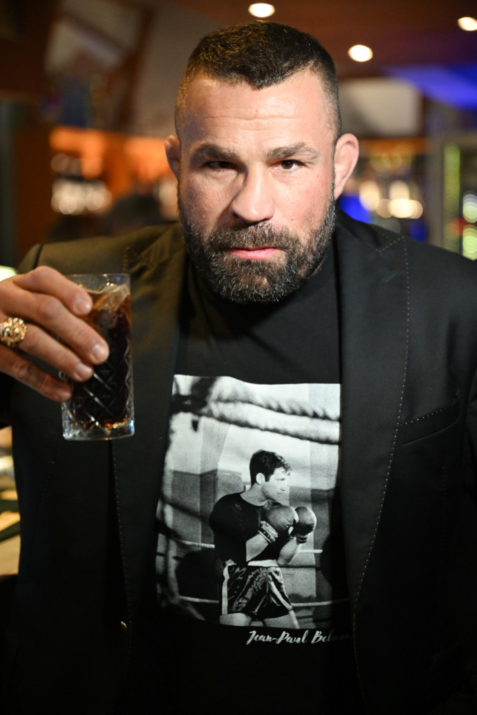 FOTO: Karlos na baru. – stránka 14