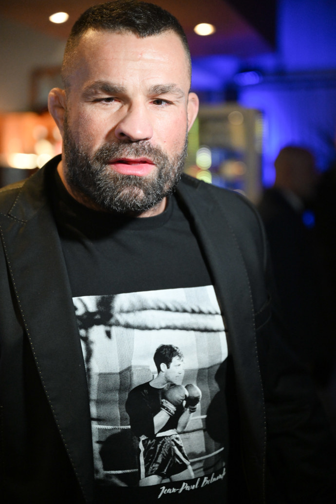 FOTO: Vémola neustále otázky na rozvod. – stránka 12