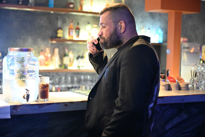 FOTO: Karlos Vémola často někomu volal. – stránka 10