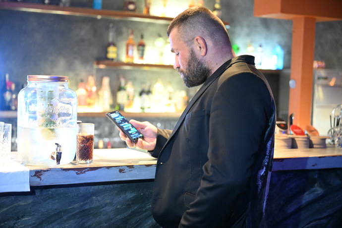 FOTO: Karlos si posílal hlasovky. – stránka 9