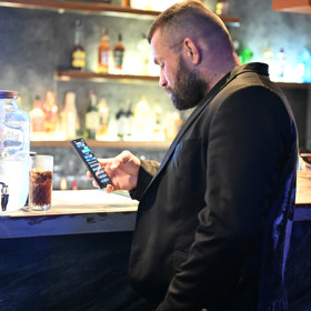 Karlos Vémola neustále kontroloval telefon. 