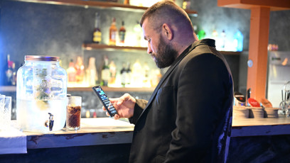 FOTO: Karlos Vémola neustále kontroloval telefon.