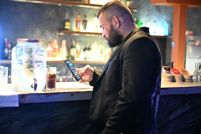 FOTO: Karlos Vémola neustále kontroloval telefon. – stránka 22