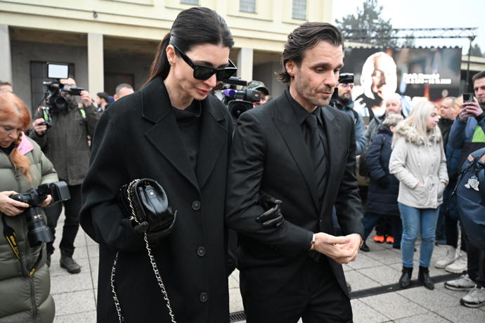 FOTO: Leoš Mareš po boku své ženy Moniky. Oba vypadali zdraceně. – stránka 47