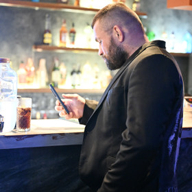 Vémola byl často na svém telefonu.