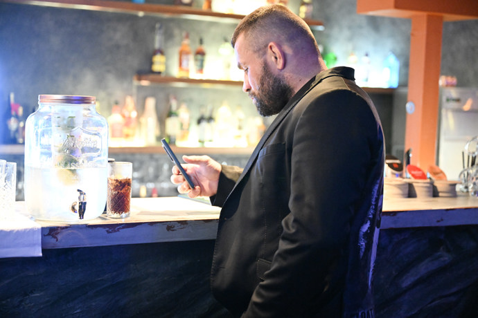 FOTO: Vémola byl často na svém telefonu.