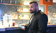 Karlose očividně něco trápilo.