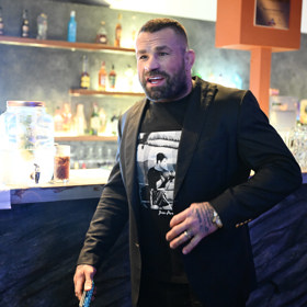 Zpočátku měl Terminátor dobrou náladu a rozdával úsměvy.