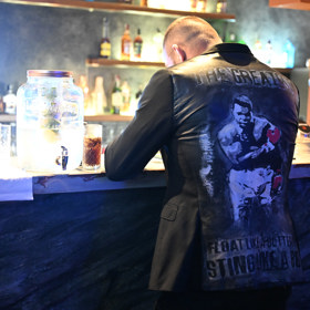 Vémola trávil čas na baru sám s telefonem.