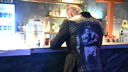 FOTO: Vémola trávil čas na baru sám s telefonem.