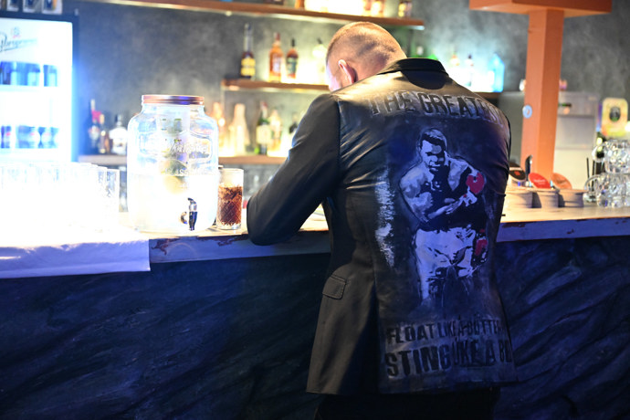 FOTO: Vémola trávil čas na baru sám s telefonem. – stránka 8