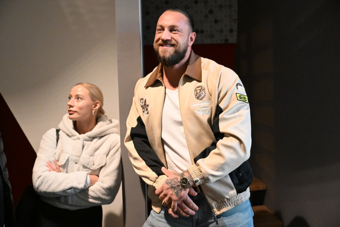 FOTO: Jakub Enžl se svou ženou. – stránka 16