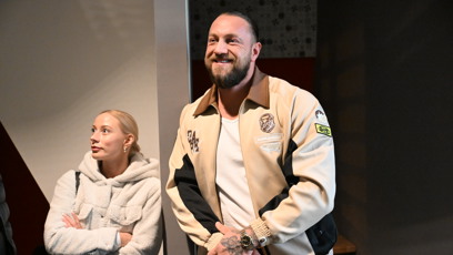 FOTO: Jakub Enžl dorazil po boku své manželky.