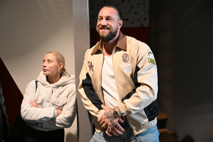 FOTO: Jakub Enžl dorazil po boku své manželky. – stránka 15