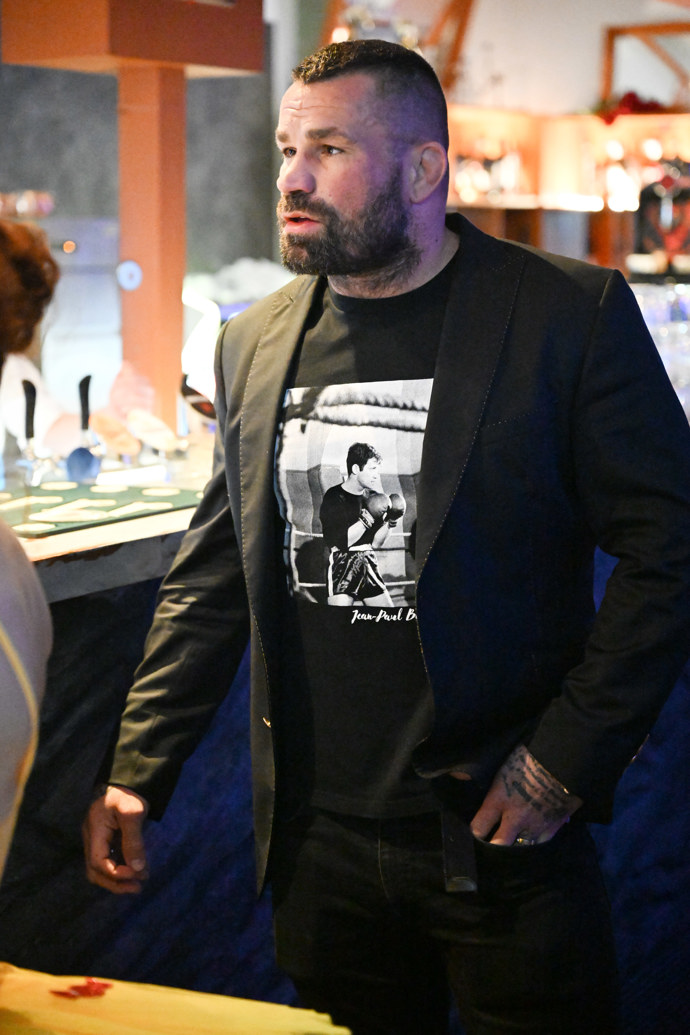 FOTO: Nervózně se rozhlížel po místnosti. – stránka 6