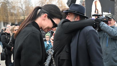 FOTO: Leoš Mareš se objal s Michelem Fleischmannem po pohřbu Hezuckého.