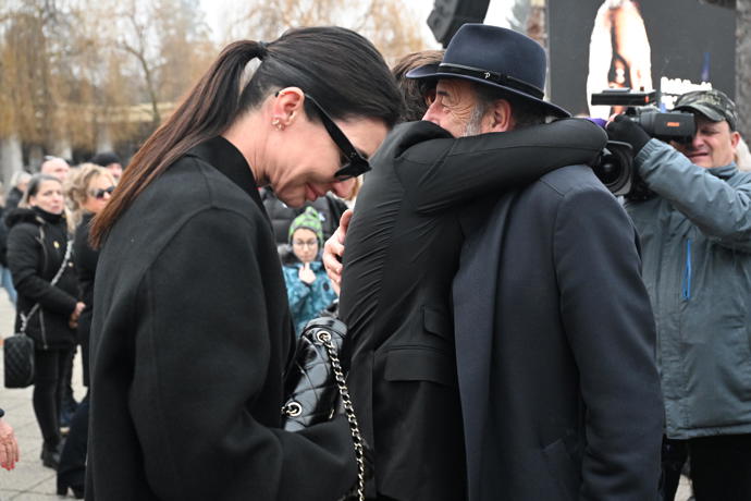 FOTO: Leoš Mareš se objal s Michelem Fleischmannem po pohřbu Hezuckého. – stránka 44