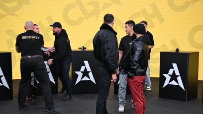 FOTO: Závěrečná tisková konference Clashe 14 se neobešla bez bizáru.