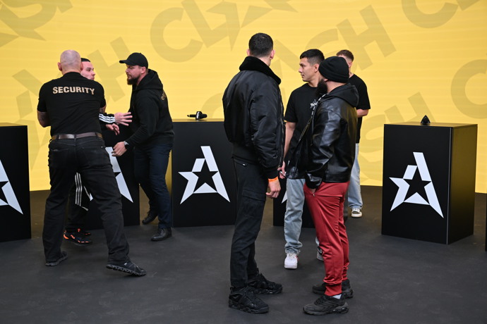 FOTO: Závěrečná tisková konference Clashe 14 se neobešla bez bizáru. – stránka 143