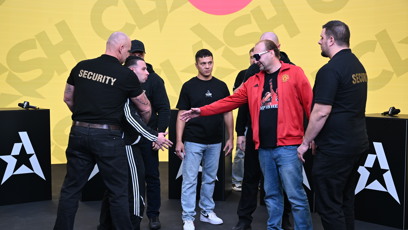 FOTO: Závěrečná tisková konference Clashe 14 nabídla pořádný bizár.