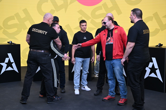 FOTO: Závěrečná tisková konference Clashe 14 nabídla pořádný bizár. – stránka 141