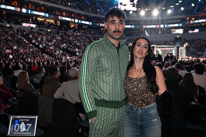 FOTO: Besky dorazila po boku svého partnera Adama Vaculy. – stránka 1