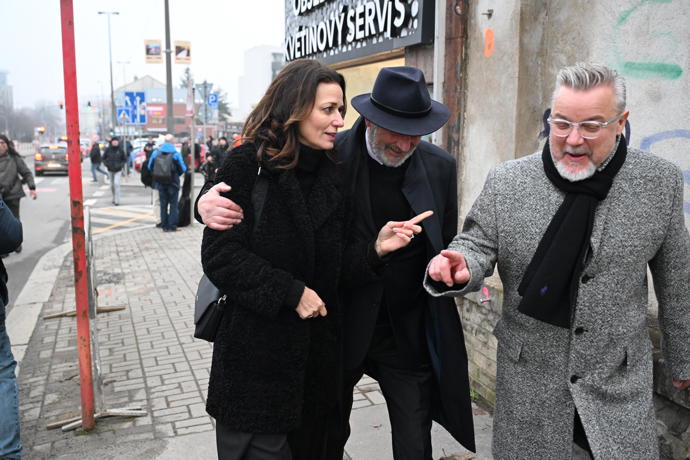 FOTO: Michel Fleischmann odcházel s Milošem Pokorným a Adélou Gondíkovou. – stránka 8