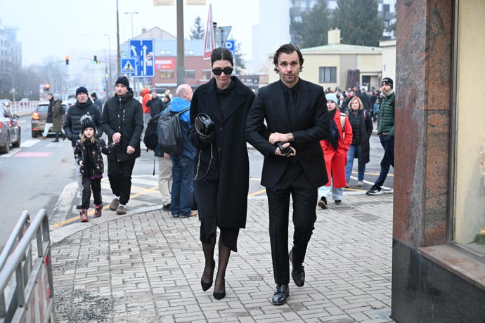 FOTO: Leoš Mareš po boku své ženy Moniky. – stránka 37