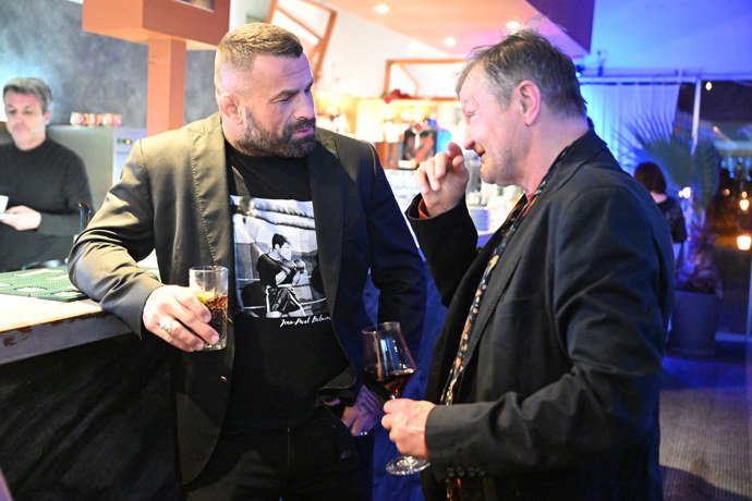 FOTO: Vémola vedl konverzaci o boxu. – stránka 4