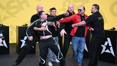 FOTO: Zápasník Clashe Pomalu Snejksi se utrhl ze řetězu.