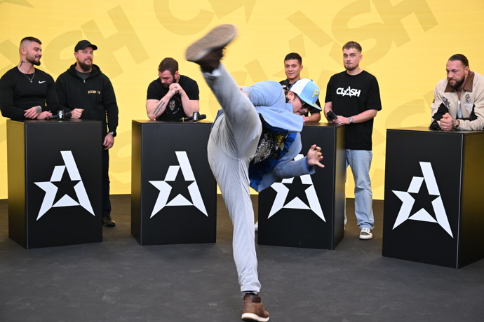 FOTO: Závěrečná tisková konference Clashe 14 se opět neobešla bez bizarních situacích. – stránka 134