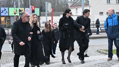 FOTO: Manželé Marešovi spolu s ostatními smutečními hosty zamířili do nedalekého podniku.