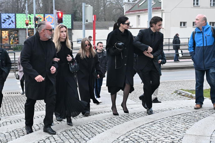 FOTO: Manželé Marešovi spolu s ostatními smutečními hosty zamířili do nedalekého podniku. – stránka 32