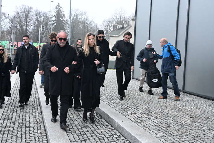 FOTO: Manželé Marešovi spolu s ostatními smutečními hosty zamířili do nedalekého podniku. – stránka 31