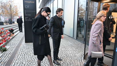 FOTO: Manželé Marešovi spolu s ostatními smutečními hosty zamířili do nedalekého podniku.