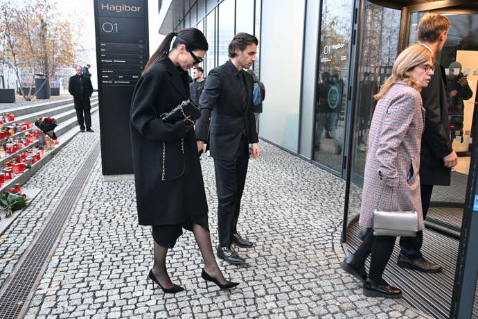 FOTO: Manželé Marešovi spolu s ostatními smutečními hosty zamířili do nedalekého podniku. – stránka 30