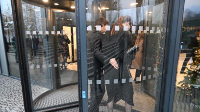 FOTO: Leoš Mareš s Monikou zamířili po pohřbu Hezuckého do nedalekého podniku.