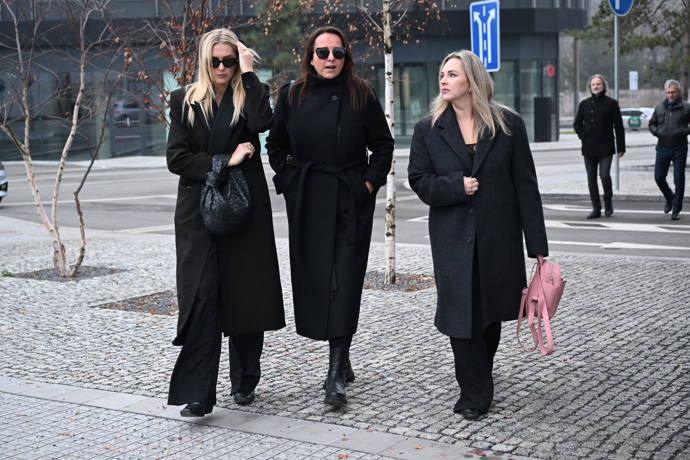 FOTO: Zorka Hejdová, Lucie Šilhánová a Katka Říhová odcházely z pohřbu společně. – stránka 78