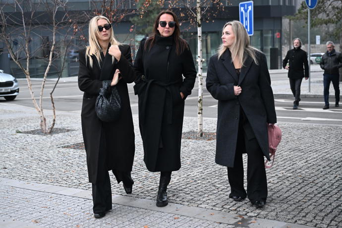 FOTO: Zorka Hejdová, Lucie Šilhánová a Katka Říhová odcházely z pohřbu společně. – stránka 59