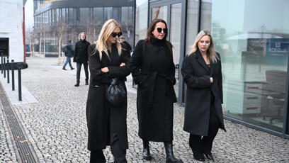 FOTO: Zorka Hejdová, Lucie Šilhánová a Katka Říhová odcházely z pohřbu společně.