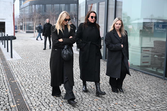 FOTO: Zorka Hejdová, Lucie Šilhánová a Katka Říhová odcházely z pohřbu společně. – stránka 58