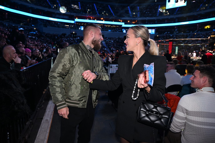 FOTO: Nela Slováková po boku MMA zápasníka Radka Roušala. – stránka 21