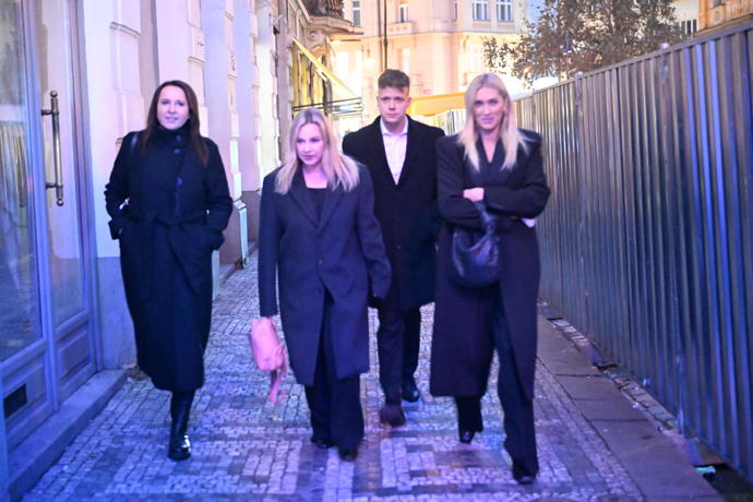 FOTO: Kolegyně Hezuckého z rádia Evropa 2 šly po pohřbu do baru. Nechyběly ani Zorka Hejdová a Katka Říhová. – stránka 4