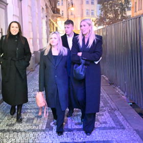 Kolegyně Hezuckého z rádia Evropa 2 šly po pohřbu do baru. Nechyběly ani Zorka Hejdová, Katka Říhová a Lucie Šilhánová. 