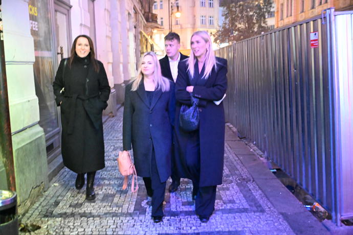 FOTO: Kolegyně Hezuckého z rádia Evropa 2 šly po pohřbu do baru. Nechyběly ani Zorka Hejdová a Katka Říhová. – stránka 6