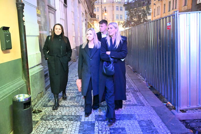 FOTO: Kolegyně Hezuckého z rádia Evropa 2 šly po pohřbu do baru. Nechyběly ani Zorka Hejdová a Katka Říhová. – stránka 5