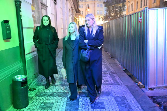 FOTO: Kolegyně Hezuckého z rádia Evropa 2 šly po pohřbu do baru. Nechyběly ani Zorka Hejdová a Katka Říhová. – stránka 4