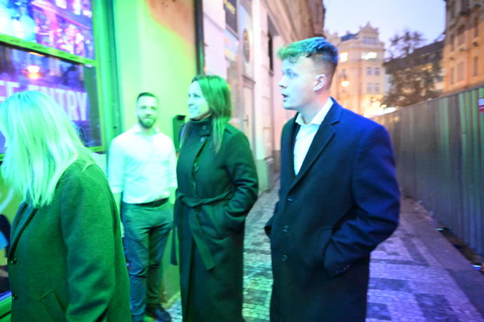 FOTO: Hosté šli po pohřbu Hezuckého do baru. – stránka 27