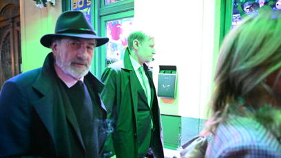 FOTO: Hosté šli po pohřbu do baru.